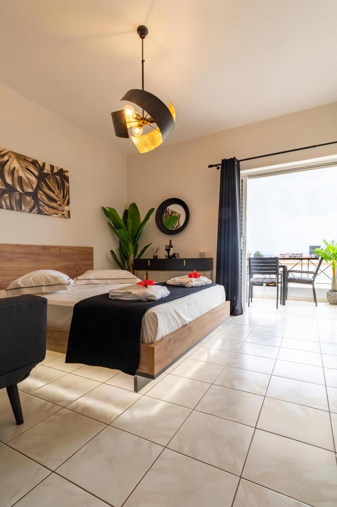 Islet View Apartment Толон Екстериор снимка
