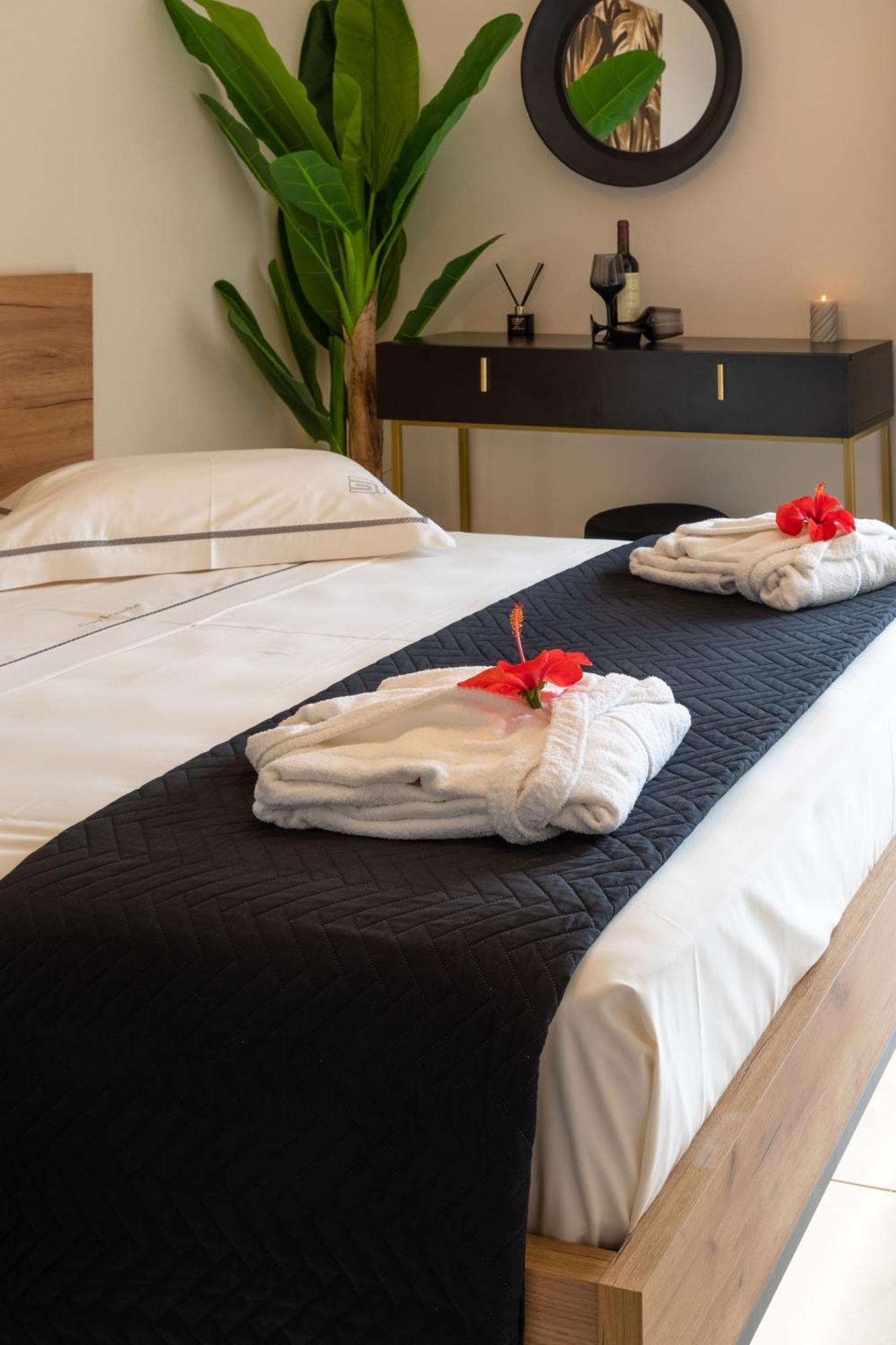 Islet View Apartment Толон Екстериор снимка