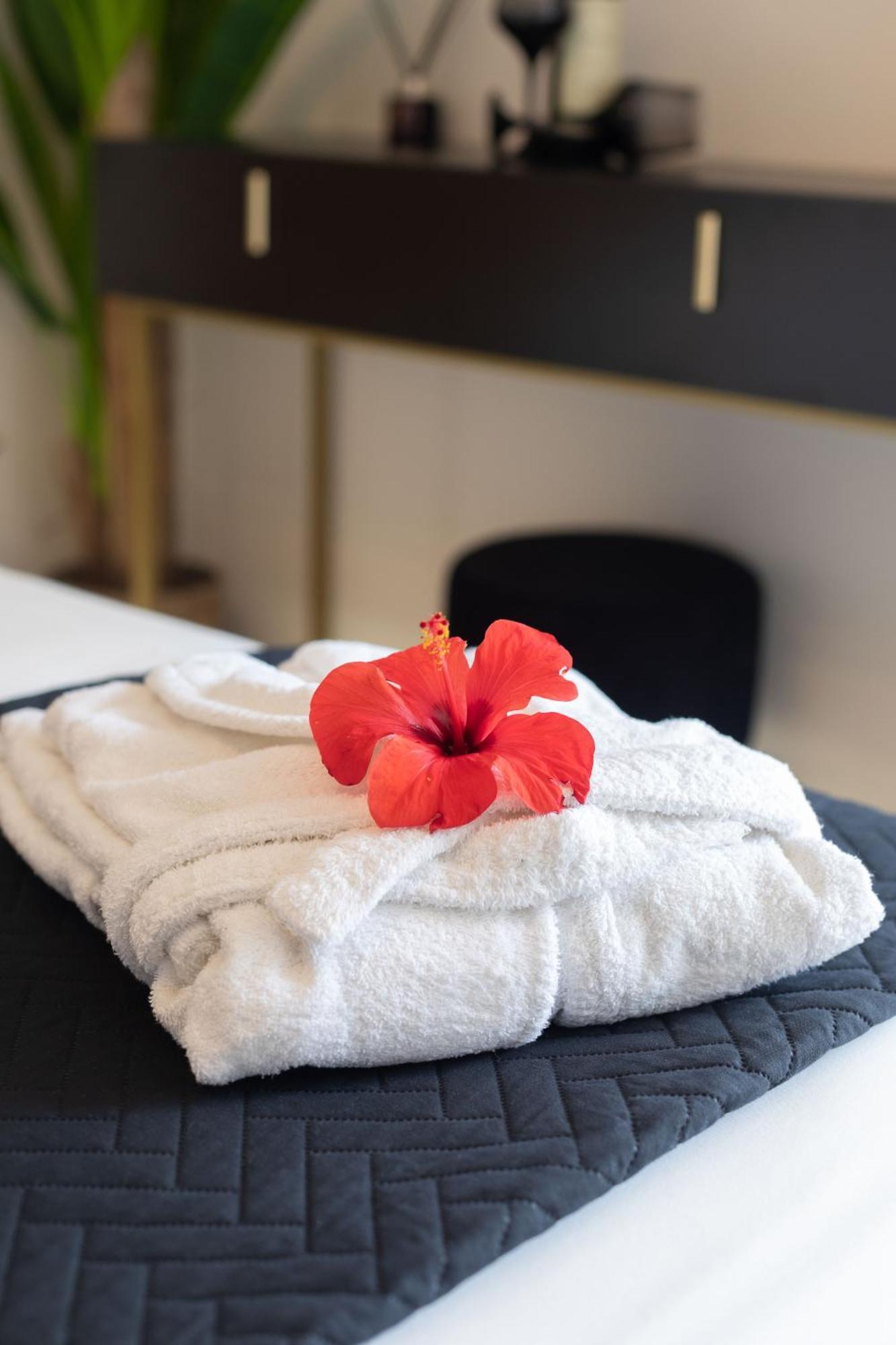 Islet View Apartment Толон Екстериор снимка
