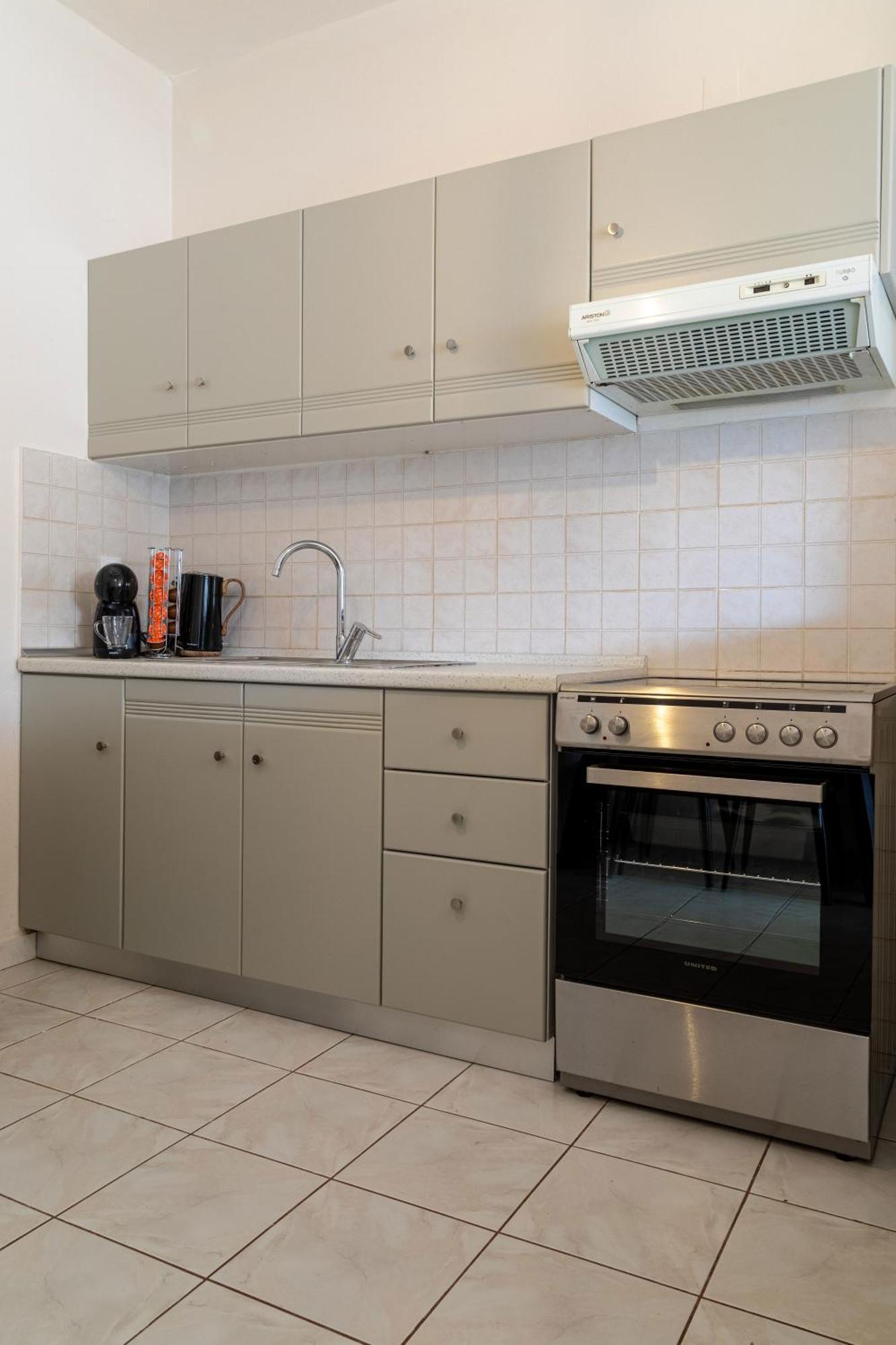 Islet View Apartment Толон Екстериор снимка