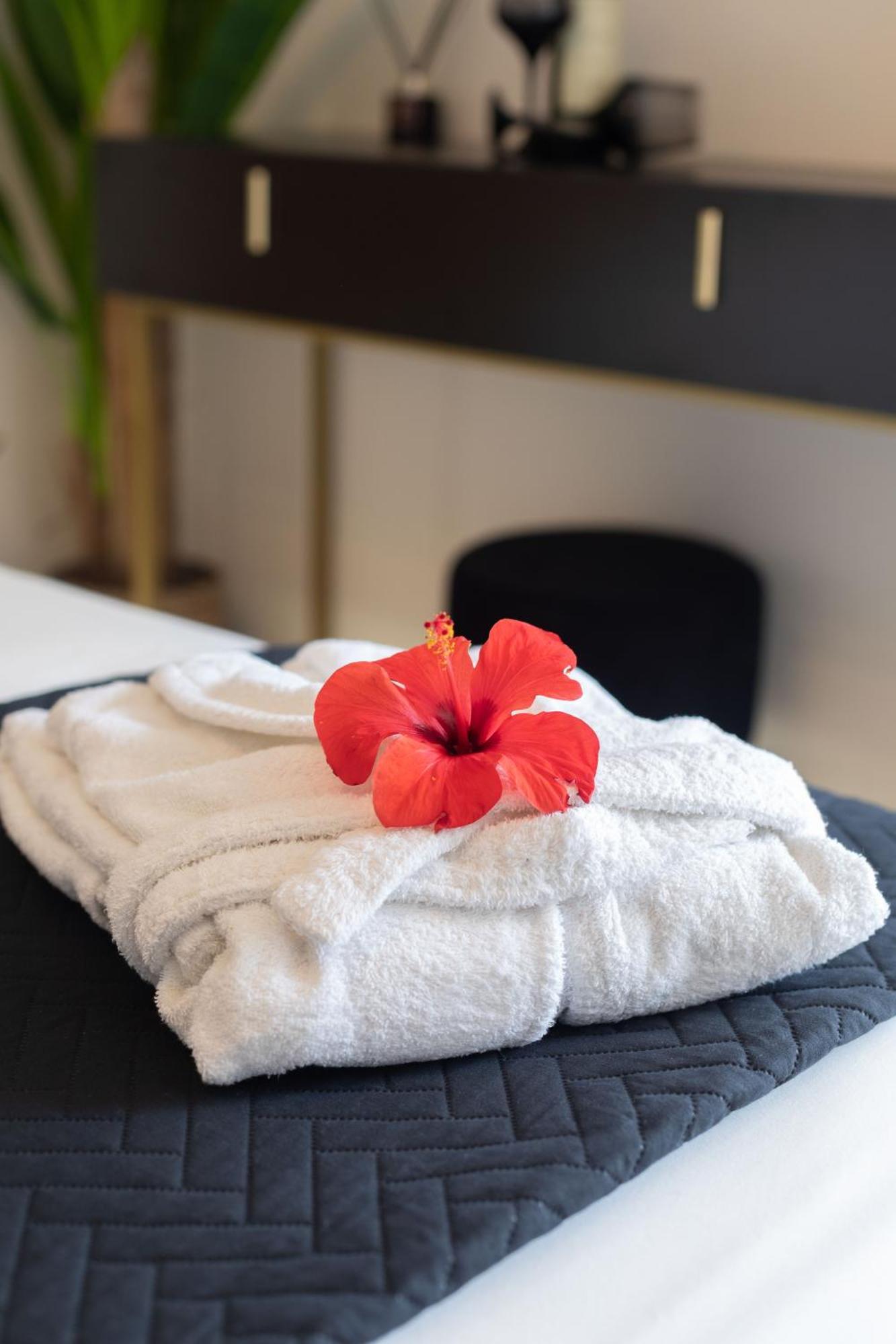 Islet View Apartment Толон Екстериор снимка