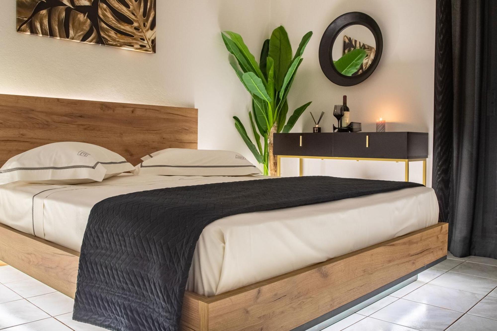 Islet View Apartment Толон Екстериор снимка