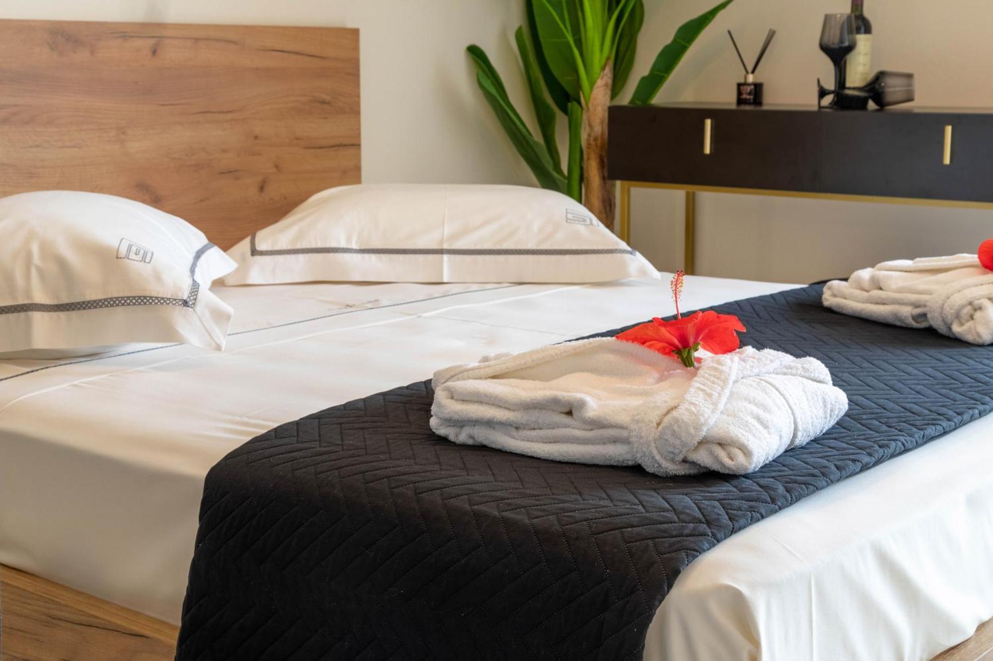 Islet View Apartment Толон Екстериор снимка