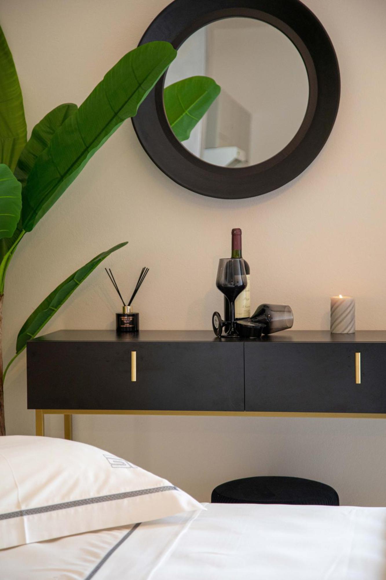 Islet View Apartment Толон Екстериор снимка
