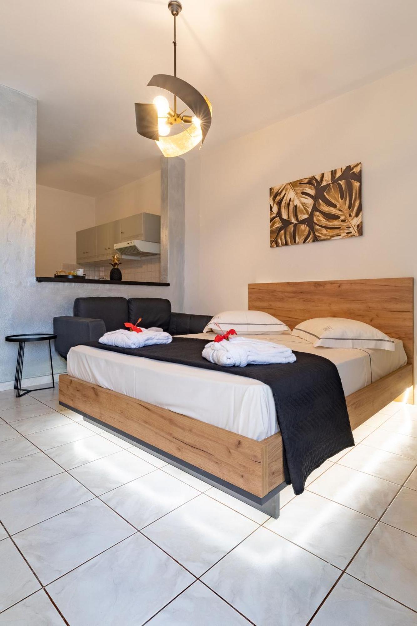 Islet View Apartment Толон Екстериор снимка