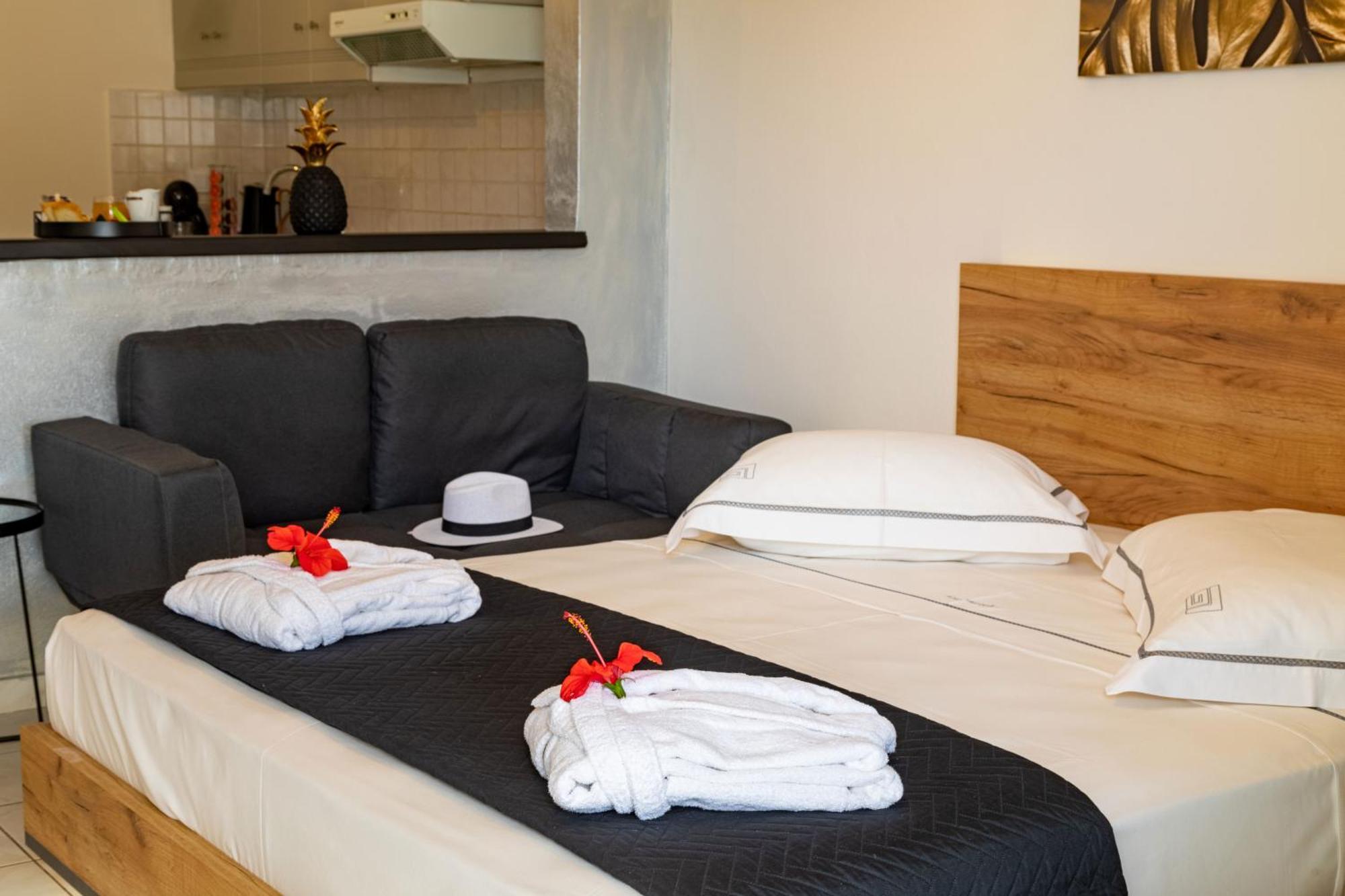 Islet View Apartment Толон Екстериор снимка