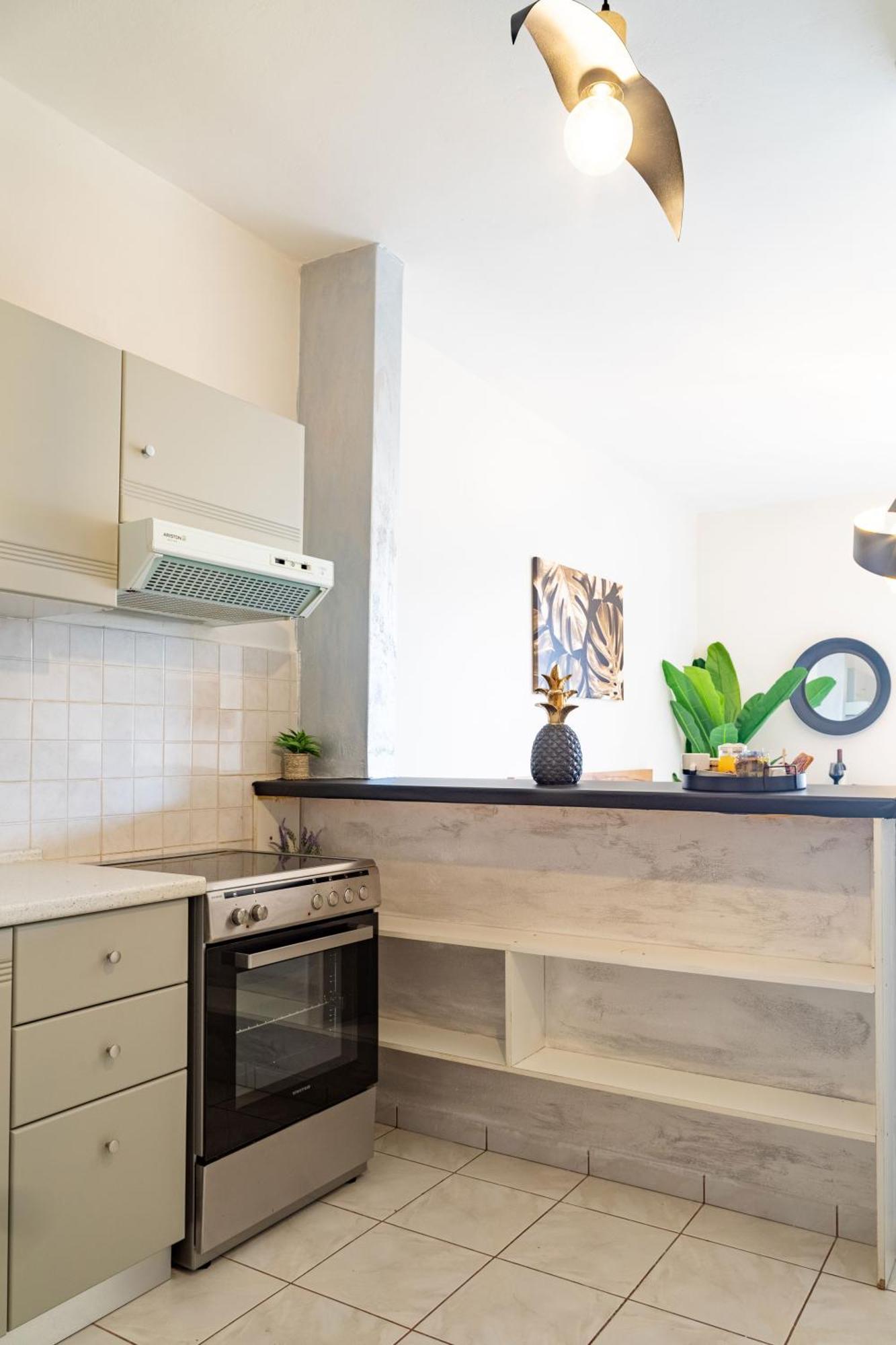 Islet View Apartment Толон Екстериор снимка