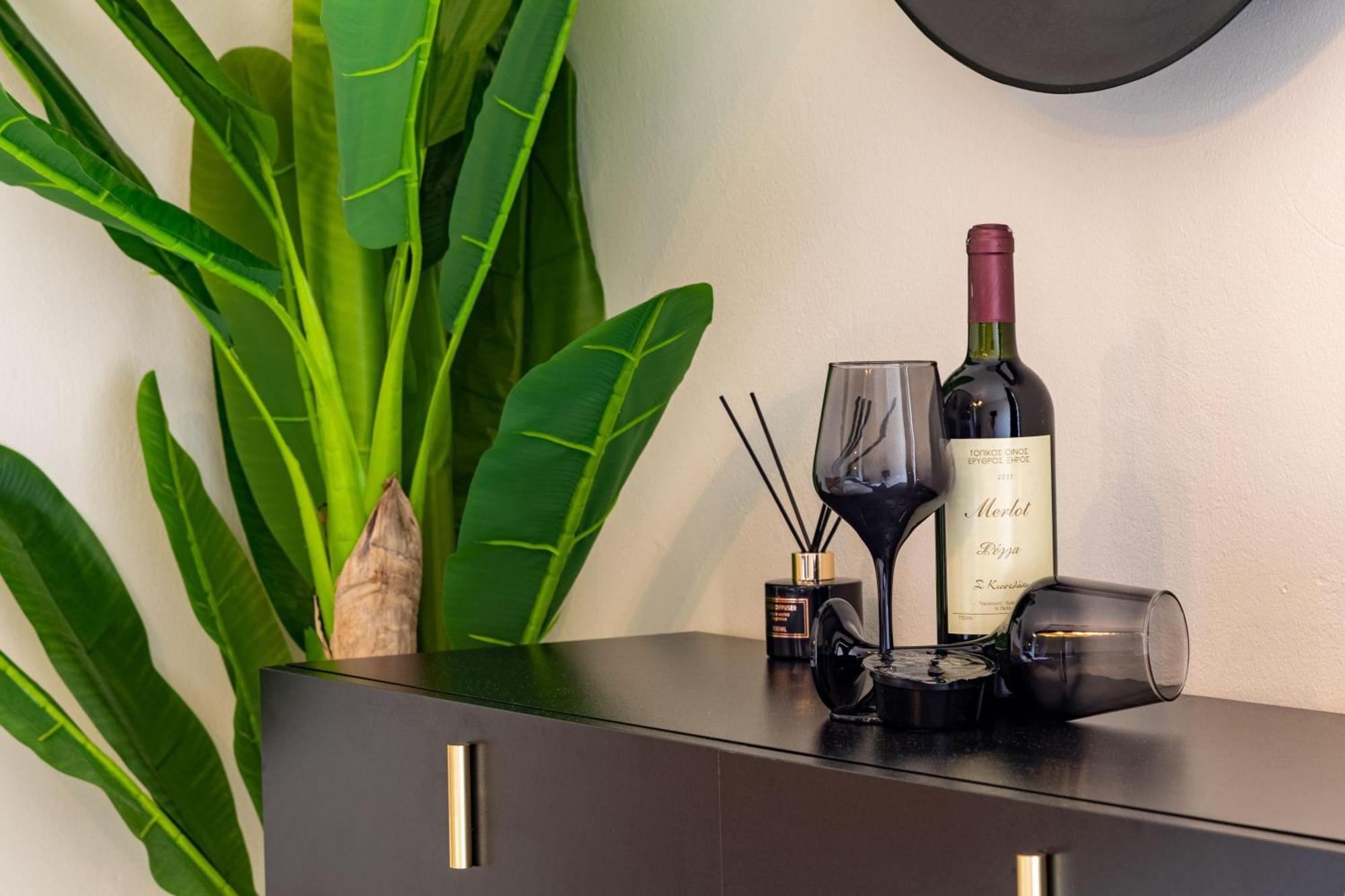Islet View Apartment Толон Екстериор снимка