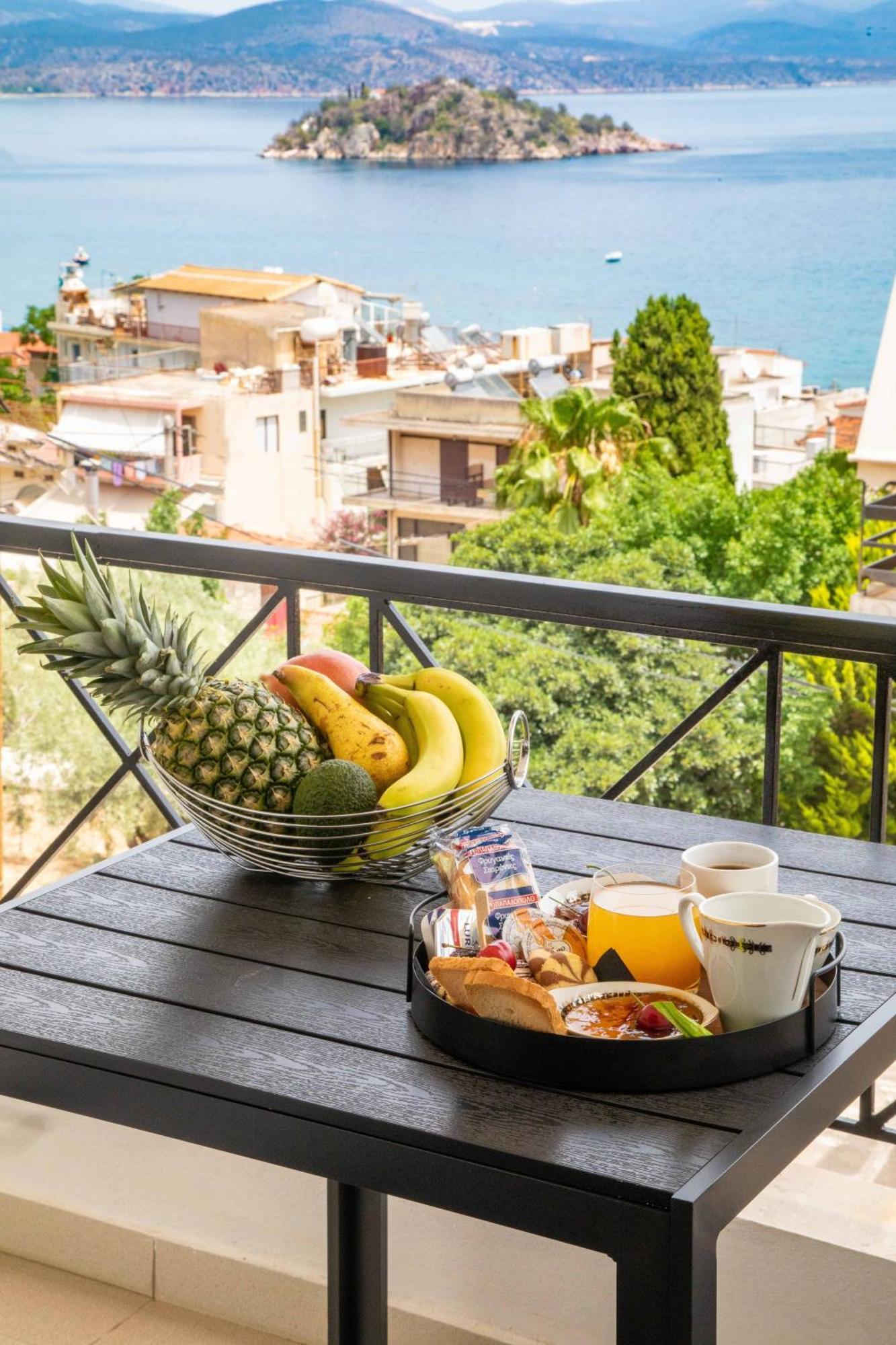 Islet View Apartment Толон Екстериор снимка