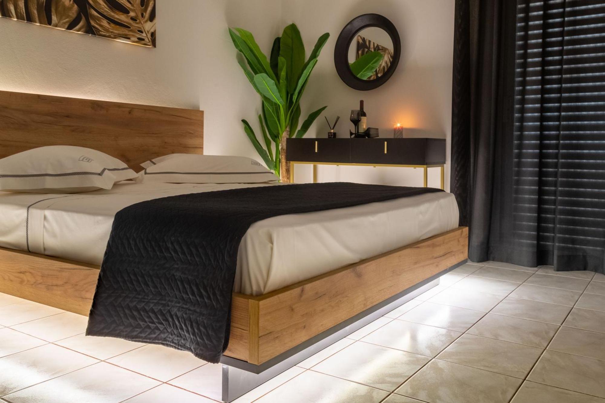 Islet View Apartment Толон Екстериор снимка