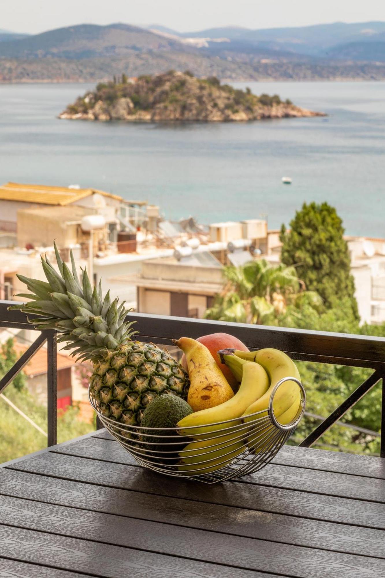 Islet View Apartment Толон Екстериор снимка