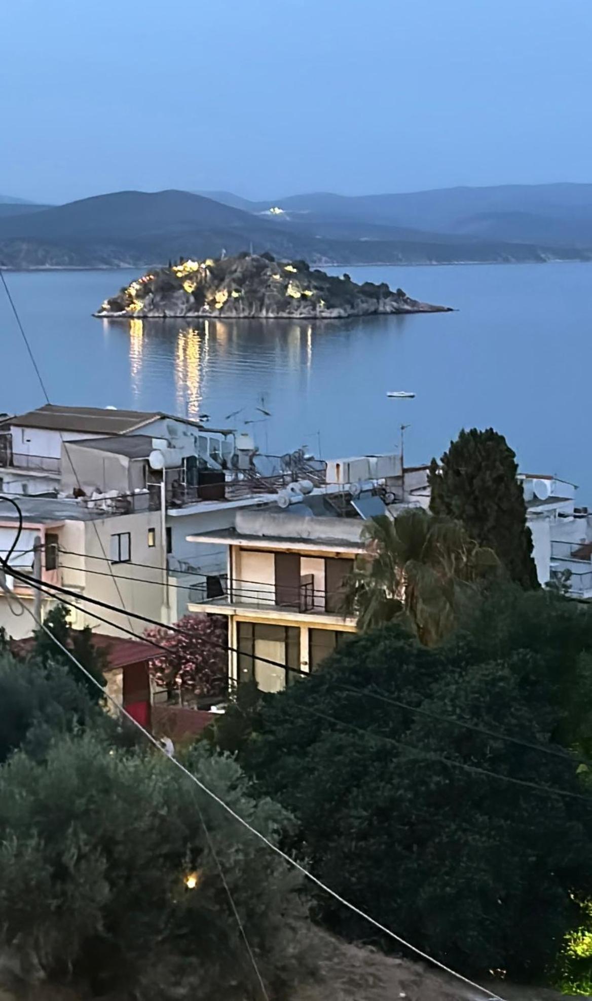 Islet View Apartment Толон Екстериор снимка