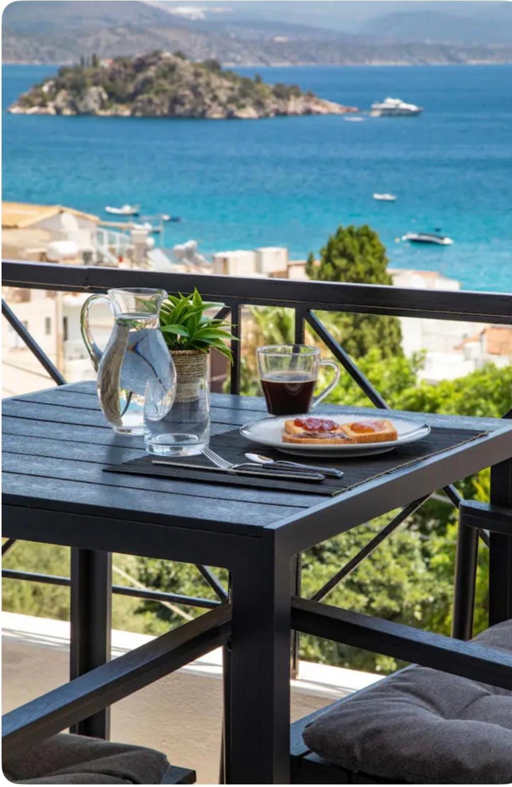 Islet View Apartment Толон Екстериор снимка